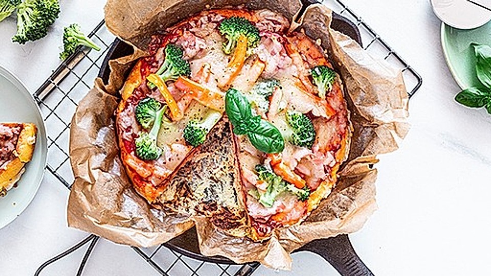 Beste Und Einfachste Low Carb Pizza Mit Einem Boden Aus Frischkase Kase Und Ei Von Justsammy Chefkoch