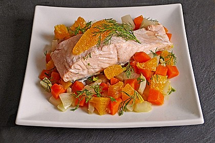 Rezeptbild zum Rezept Sanft gegarter Lachs auf Möhren-Orangen-Fenchel-Gemüse