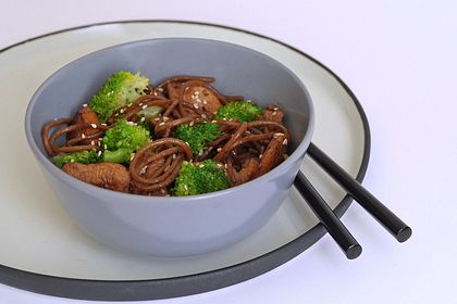 Rezeptbild zum Rezept Asiatisch marinierte Hähnchenbrust mit Brokkoli und Soba-Nudeln